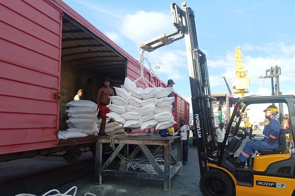 Descargan barco de arroz para canasta básica en Santiago de Cuba