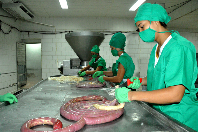 Se alista Empresa Cárnica de Granma para feria de fin de año Se alista Empresa Cárnica de Granma para feria de fin de año