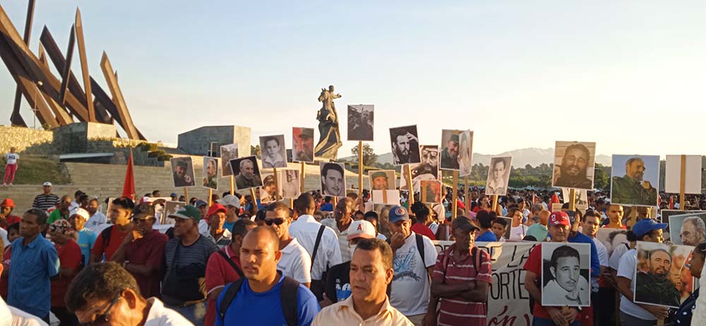 Multitudinario homenaje a Fidel en Santiago de Cuba (+ fotos)