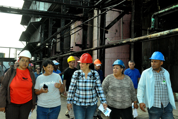 Intercambian máximas autoridades del Partido y del Gobierno con colectivos laborales en Granma (+ fotos) Intercambian máximas autoridades del Partido y del Gobierno con colectivos laborales en Granma (+ fotos)