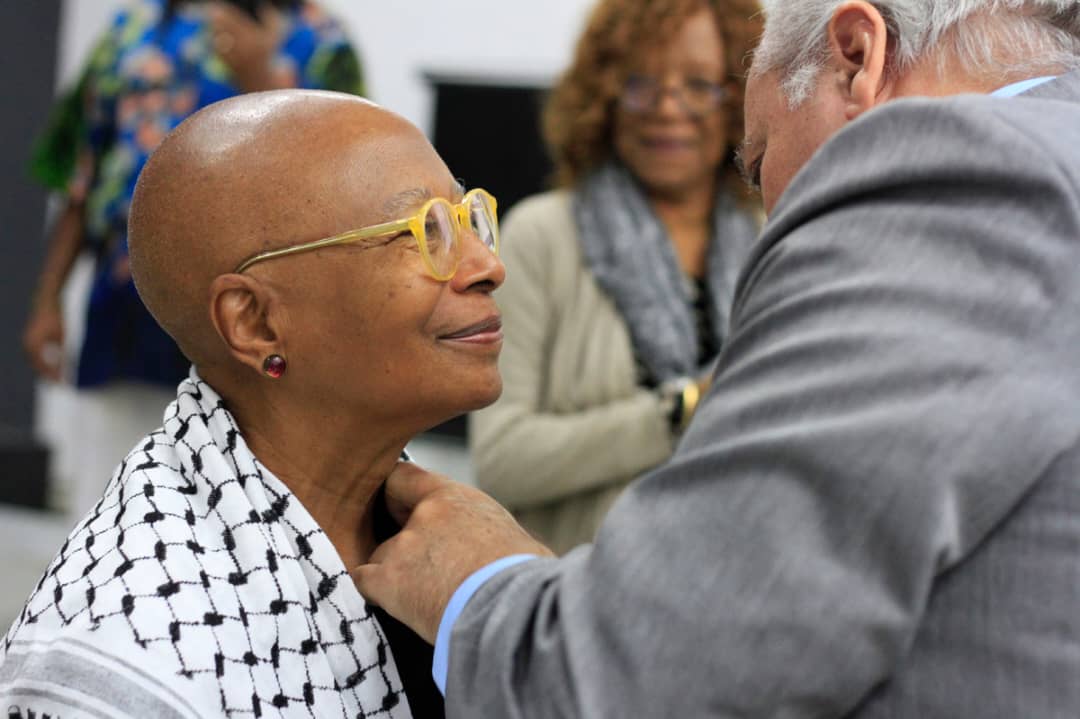 Recibe Alice Walker medalla Haydée Santamaría (+ fotos)