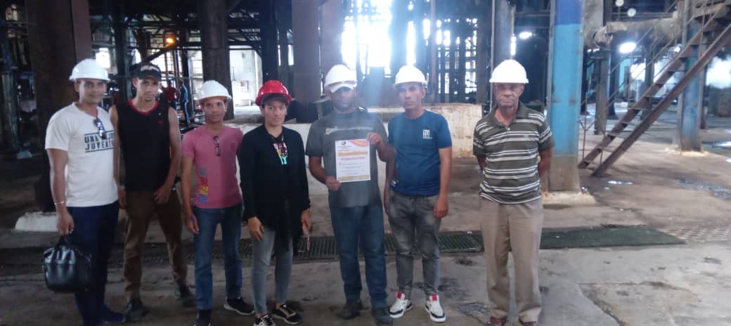 Entregan reconocimiento XII Congreso crea tu felicidad a jóvenes  azucareros de Campechuela