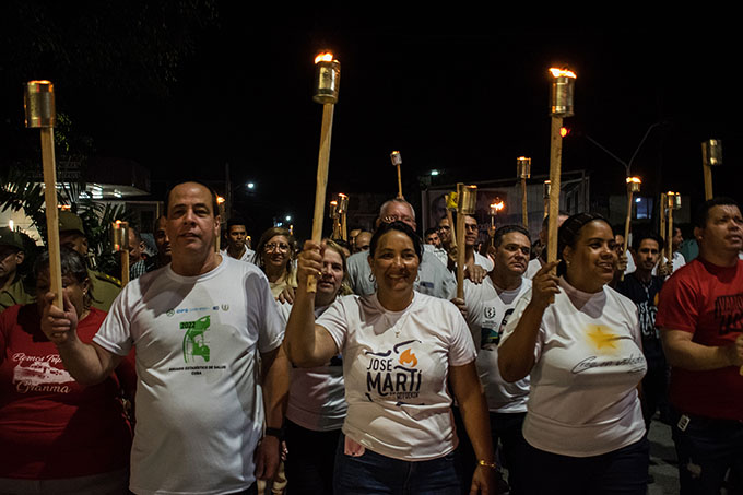 Bayamo encendió antorchas por Martí