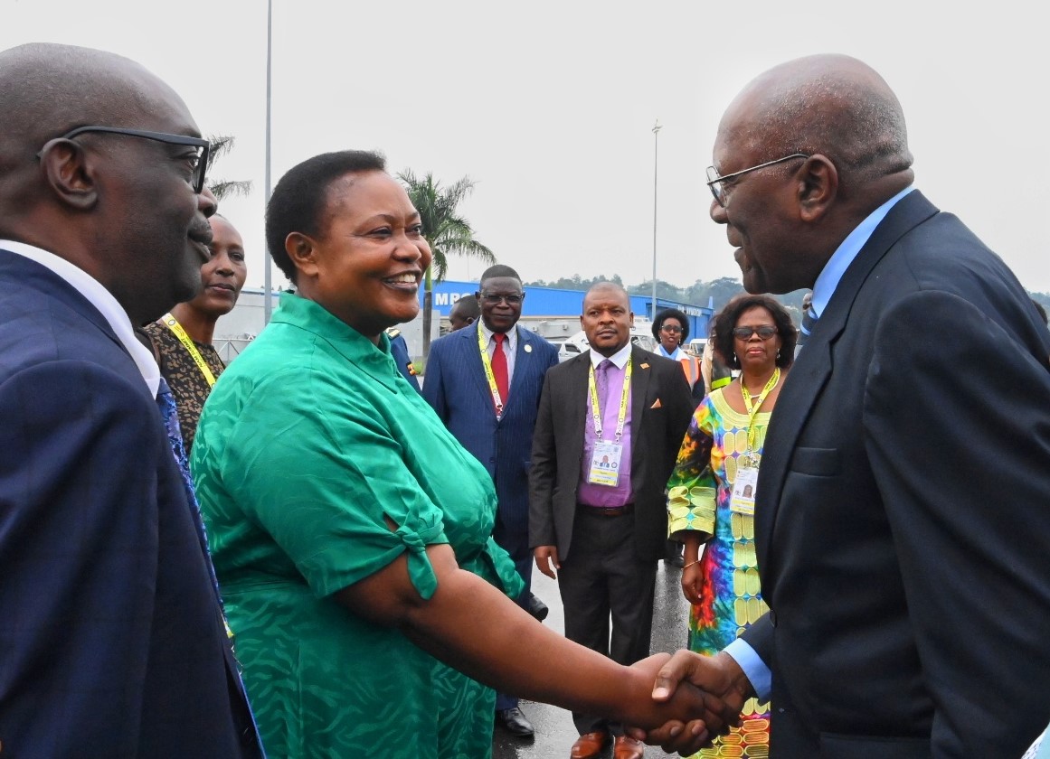 Llega vicepresidente cubano a Uganda para XIX Cumbre del MNOAL Llega vicepresidente cubano a Uganda para XIX Cumbre del MNOAL