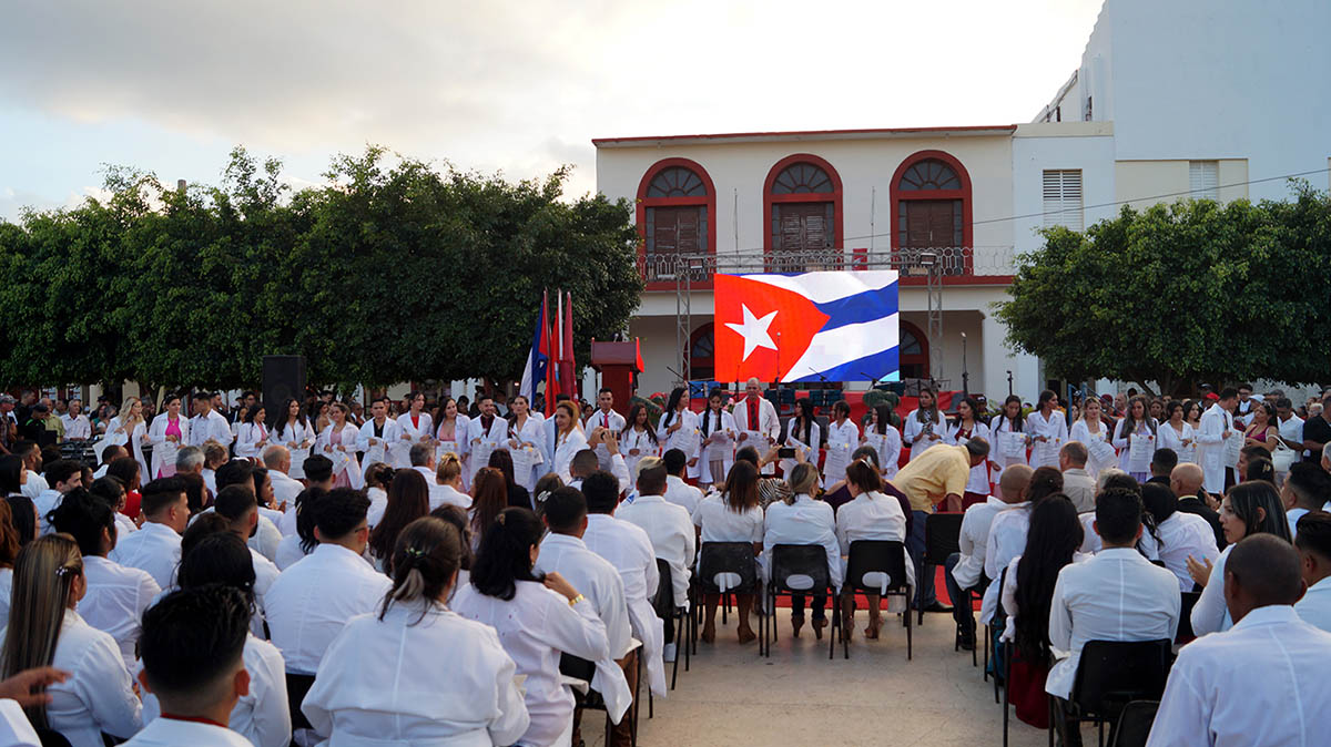 Nuevos galenos reciben sus títulos de graduados (+ fotos) Nuevos galenos reciben sus títulos de graduados (+ fotos)