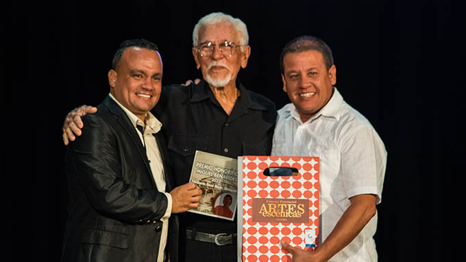 Entregan premios a la Excelencia actoral en Granma (+ fotos) Entregan premios a la Excelencia actoral en Granma (+ fotos)