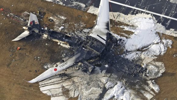 Malentendido entre piloto y controlador aéreo pudo provocar la colisión de aviones en Tokio