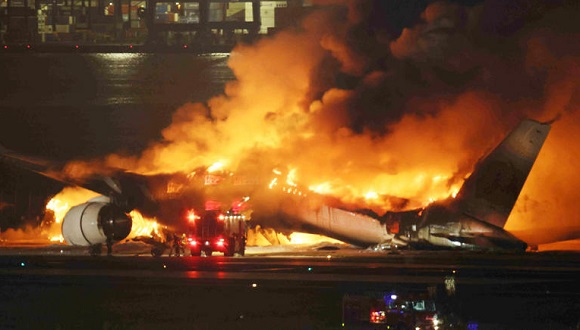 Tokio: Fallecen cinco miembros de la Guardia Costera tras choque de dos aviones en un aeropuerto