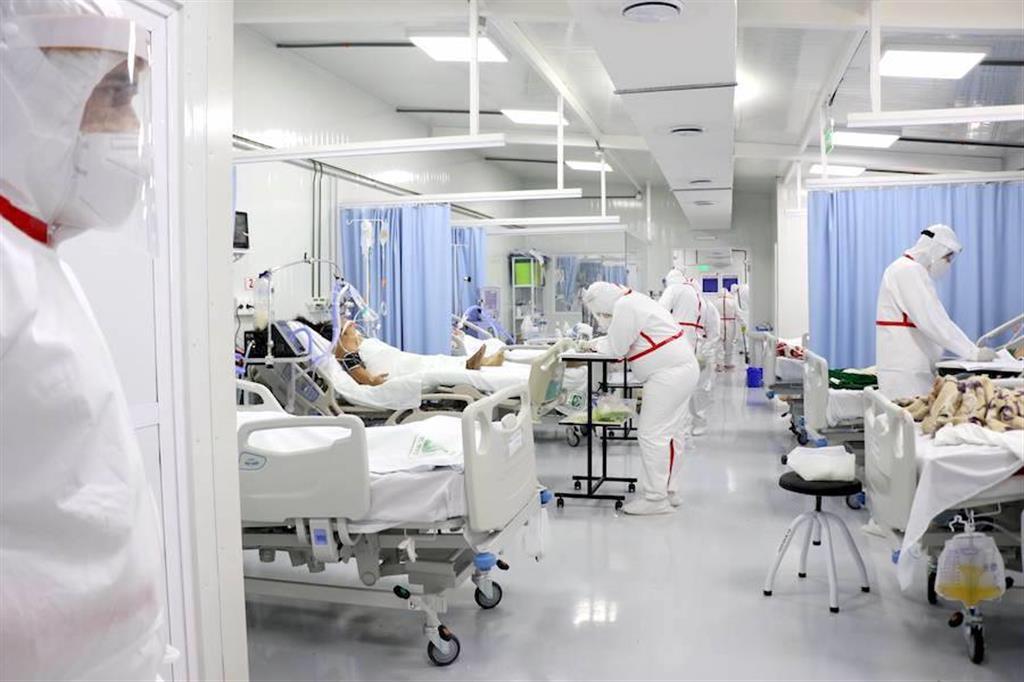 Camas de hospitales paraguayos copadas por casos de dengue y Covid-19 Camas de hospitales paraguayos copadas por casos de dengue y Covid-19