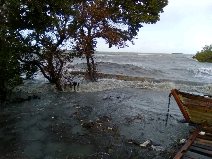 Baja extratropical ocasiona inundaciones en litoral sur granmense