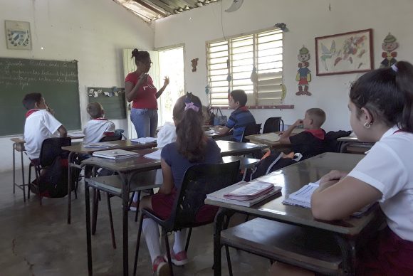 Incremento de ingreso para el sector de la Educación: Justo reconocimiento a los maestros cubanos Incremento de ingreso para el sector de la Educación: Justo reconocimiento a los maestros cubanos