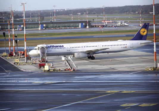 Aerolínea alemana Lufthansa cancela vuelos por huelgas en 5 aeropuertos