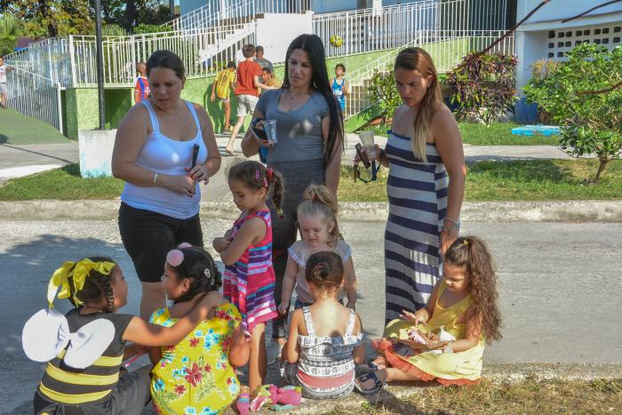 Madres de tres bajo el abrigo del país Madres de tres bajo el abrigo del país