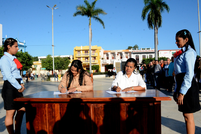 Firman Código de Ética, Cuadros de la Revolución cubana en Granma