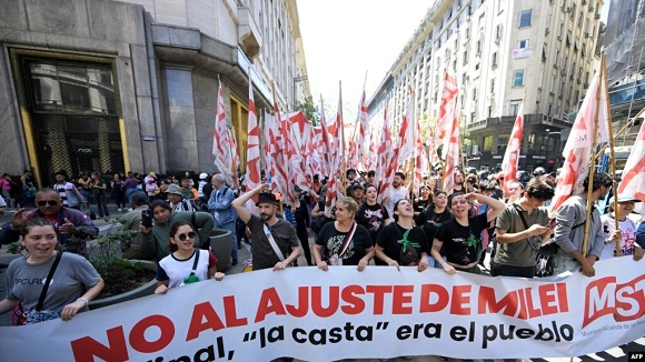 Argentina sufre el mayor índice de pobreza en 20 años tras medidas de Milei, asegura informe Argentina sufre el mayor índice de pobreza en 20 años tras medidas de Milei, asegura informe