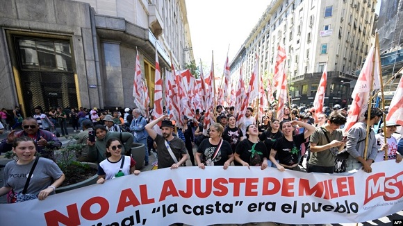 Argentina sufre el mayor índice de pobreza en 20 años tras medidas de Milei, asegura informe