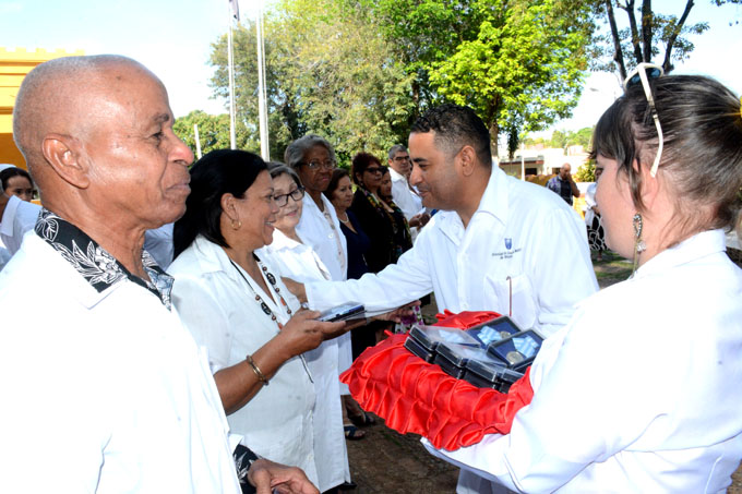 Condecoran a educadores de las Ciencias Médicas Condecoran a educadores de las Ciencias Médicas