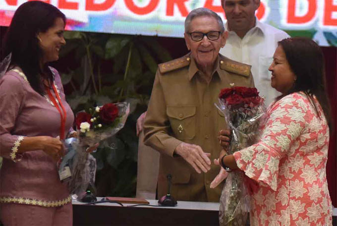 Felicita Raúl Castro a miembros de la Federación de Mujeres Cubanas Felicita Raúl Castro a miembros de la Federación de Mujeres Cubanas