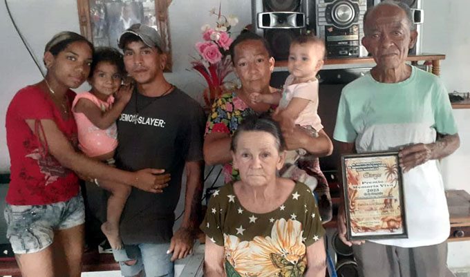 Entregan premio Memoria Viva a la familia Bejerano en Campechuela Entregan premio Memoria Viva a la familia Bejerano en Campechuela