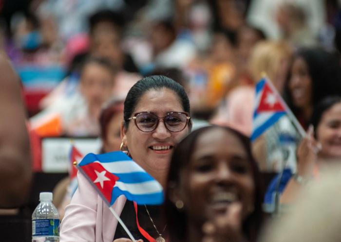 Asiste Díaz-Canel a cierre de cita de Federación de Mujeres Cubana