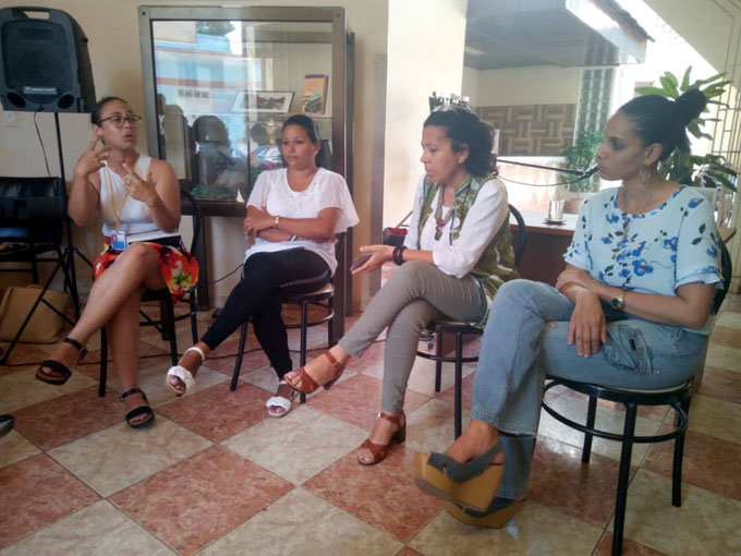 Debaten sobre desafíos actuales de la mujer en el arte Debaten sobre desafíos actuales de la mujer en el arte