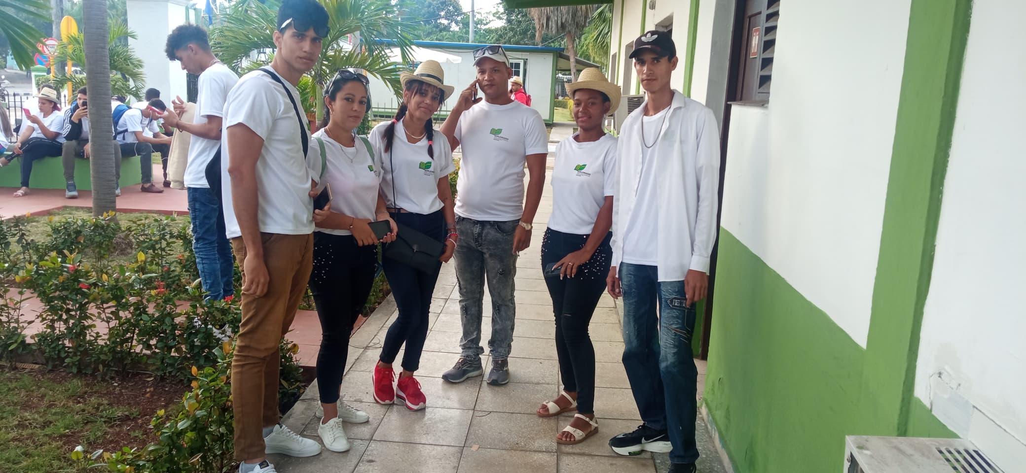 El futuro en manos de jóvenes El futuro en manos de jóvenes