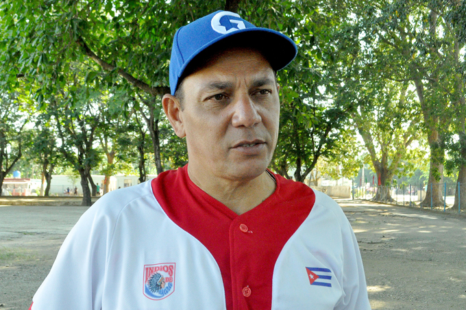 Ejecutan mantenimiento a estadio de béisbol de Yara Ejecutan mantenimiento a estadio de béisbol de Yara