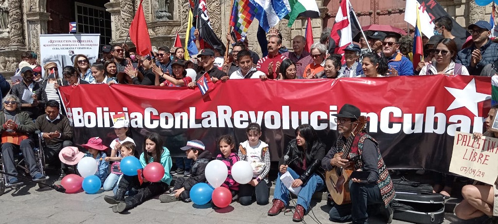 Masivo Puentes de Amor desde Bolivia exige fin de bloqueo contra Cuba (+Fotos)