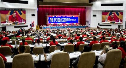 Jóvenes Comunistas de Cuba debaten temas medulares de la sociedad Jóvenes Comunistas de Cuba debaten temas medulares de la sociedad