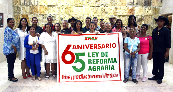 Reciben condecoraciones campesinos de Granma (+ fotos)
