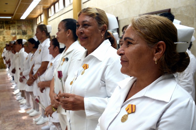 Condecoran a profesionales de la Enfermería Condecoran a profesionales de la Enfermería