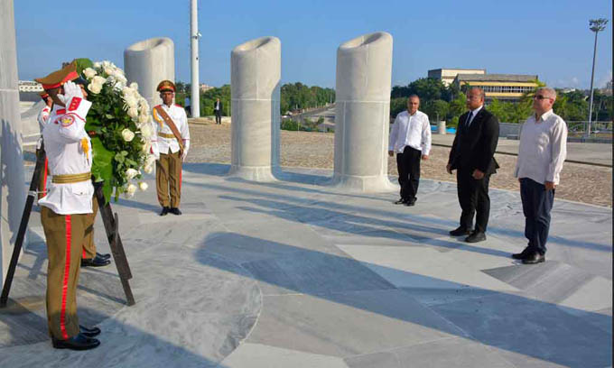 Presidente de Nauru colocó ofrenda floral a José Martí en Cuba