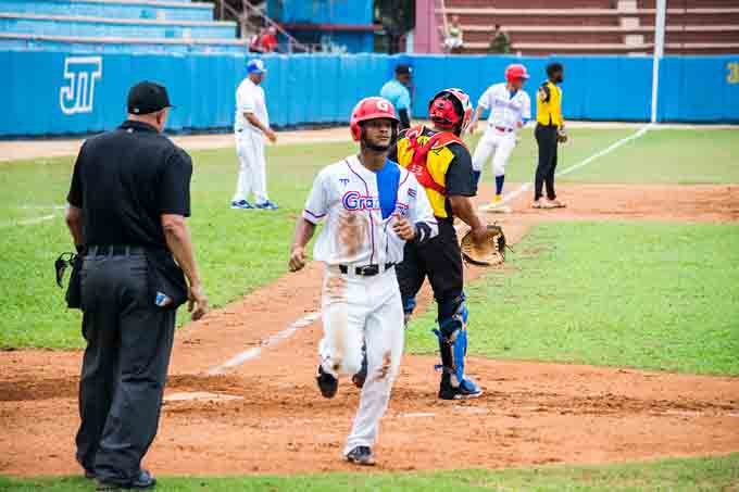 Indios y Alazanes dividieron honores en pelota cubana Indios y Alazanes dividieron honores en pelota cubana