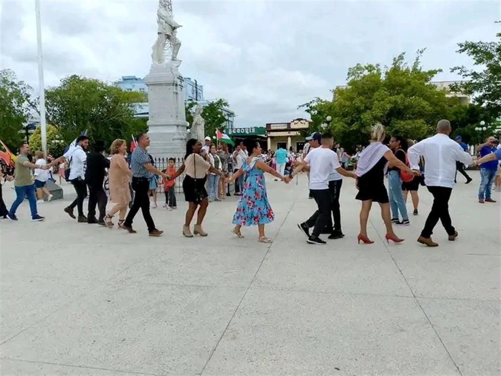 Abrazo por la paz y contra el bloqueo en Cuba (+Fotos)