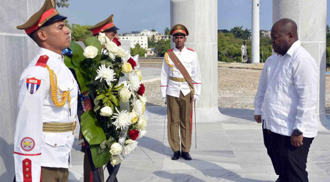 Líder parlamentario de Surinam rinde tributo a Héroe Nacional de Cuba Líder parlamentario de Surinam rinde tributo a Héroe Nacional de Cuba