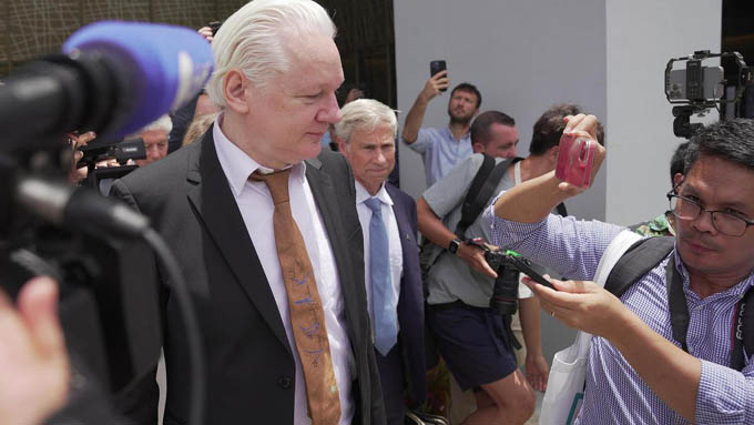 Julian Assange libre tras comparecer y sellar acuerdo de culpabilidad Julian Assange libre tras comparecer y sellar acuerdo de culpabilidad