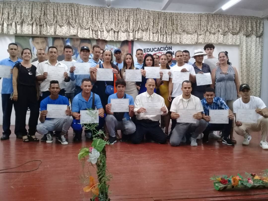 Gradúan a técnicos y obreros calificados Gradúan a técnicos y obreros calificados