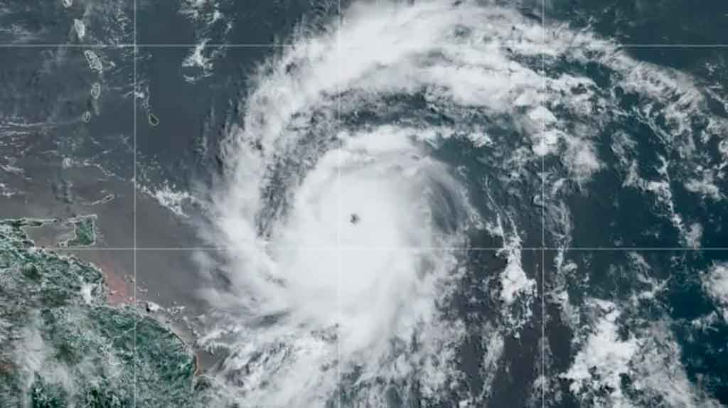 Anuncian lluvias fuertes y marejadas por paso de Beryl al sur de Cuba Anuncian lluvias fuertes y marejadas por paso de Beryl al sur de Cuba