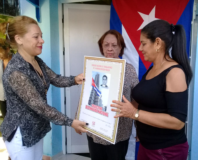 Recibe ONEI en Granma reconocimiento nacional Recibe ONEI en Granma reconocimiento nacional