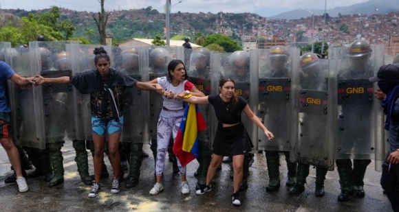 Maduro denuncia intento de golpe de la derecha tras elecciones Maduro denuncia intento de golpe de la derecha tras elecciones