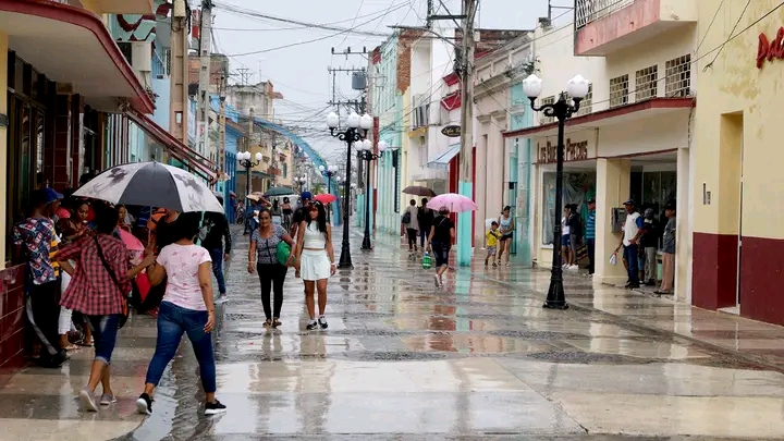 Onda tropical deja numerosas lluvias en Granma Onda tropical deja numerosas lluvias en Granma
