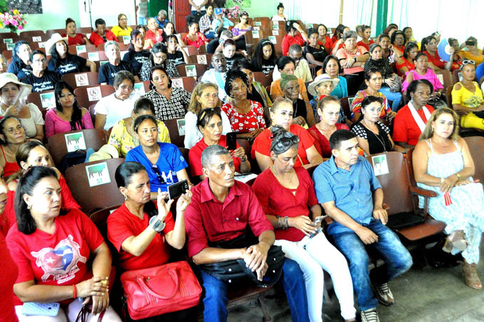 Realizan en Granma I Encuentro regional de mujeres productoras del Oriente Realizan en Granma I Encuentro regional de mujeres productoras del Oriente