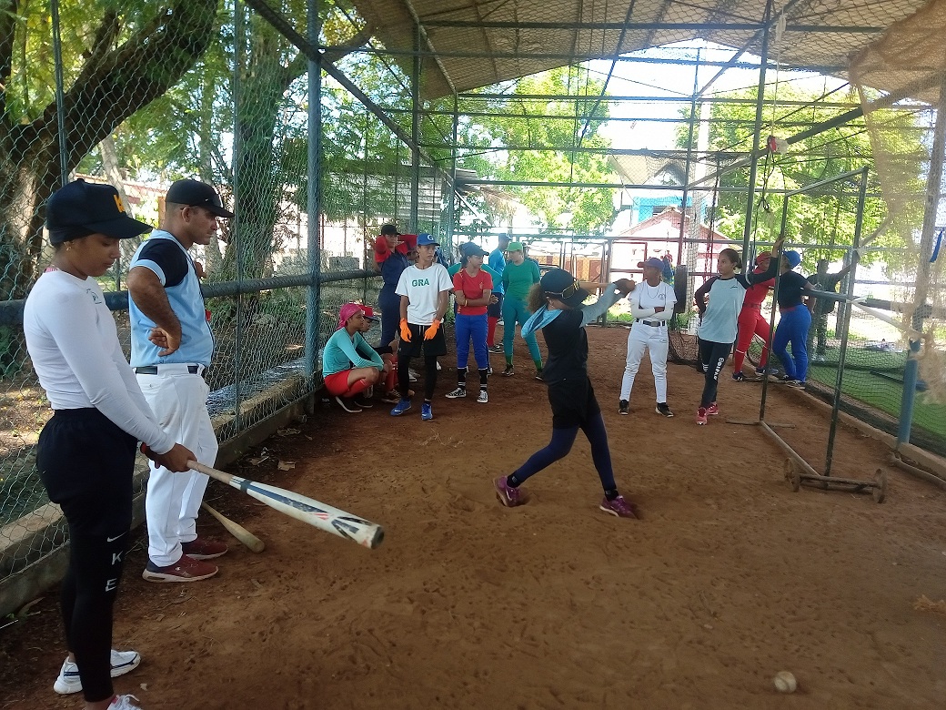 Equipo femenino de pelota se alista para zonal oriental Equipo femenino de pelota se alista para zonal oriental