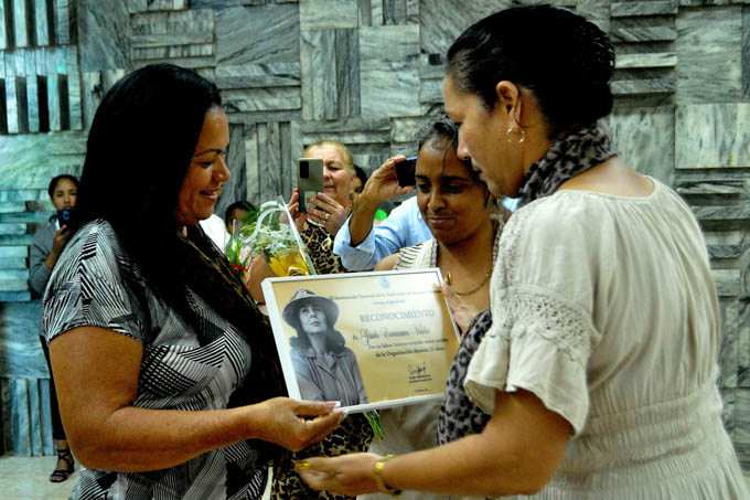 Mujeres de acero y miel Mujeres de acero y miel
