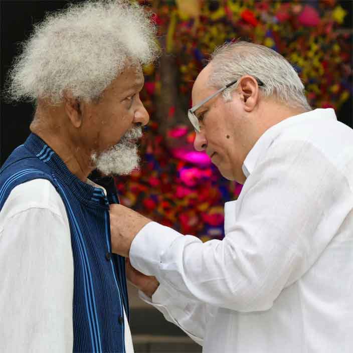 Condecoran en Cuba a Premio Nobel nigeriano Wole Soyinka