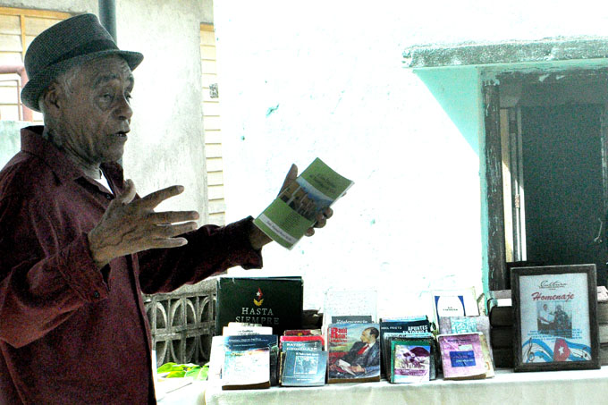 Destacado poeta granmense dona colección de libros a la Biblioteca Pública de Guisa Destacado poeta granmense dona colección de libros a la Biblioteca Pública de Guisa