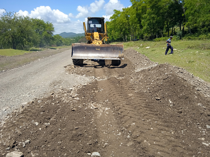 Asfaltan tramo de carretera Granma, en municipio de Pilón