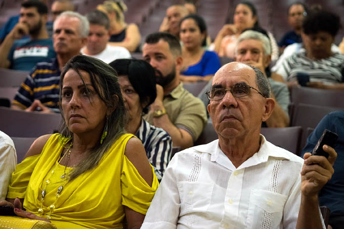 Celebran encuentro máximas autoridades del Partido y Gobierno con profesionales de la prensa en Granma Celebran encuentro máximas autoridades del Partido y Gobierno con profesionales de la prensa en Granma