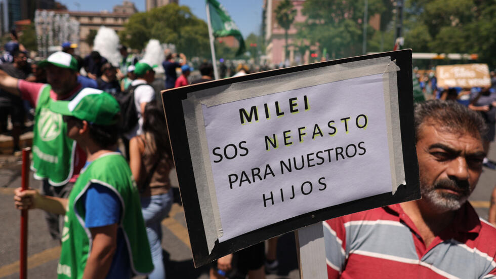 Trabajadores argentinos denunciarán despidos y políticas de Milei Trabajadores argentinos denunciarán despidos y políticas de Milei