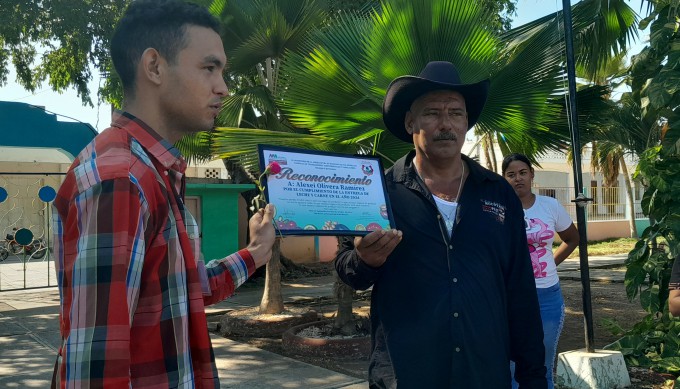 Distinguen a trabajadores agropecuarios de Manzanillo Distinguen a trabajadores agropecuarios de Manzanillo